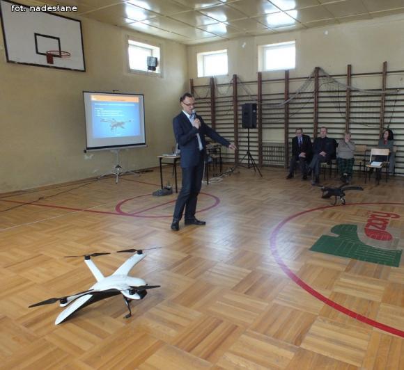 Pierwszy Polski Dron BIELIK firmy DRON HOUSE w ZS Nr 4 w Kutnie - Azorach