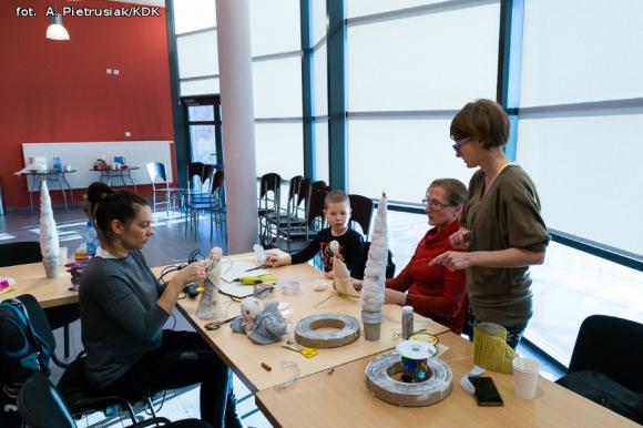 Rodzinne warsztaty dekoracji świątecznych w domu kultury