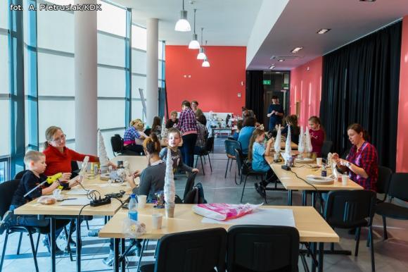 Rodzinne warsztaty dekoracji świątecznych w domu kultury