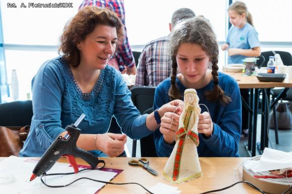 Rodzinne warsztaty dekoracji świątecznych w domu kultury