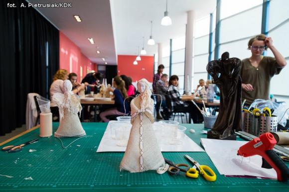 Rodzinne warsztaty dekoracji świątecznych w domu kultury