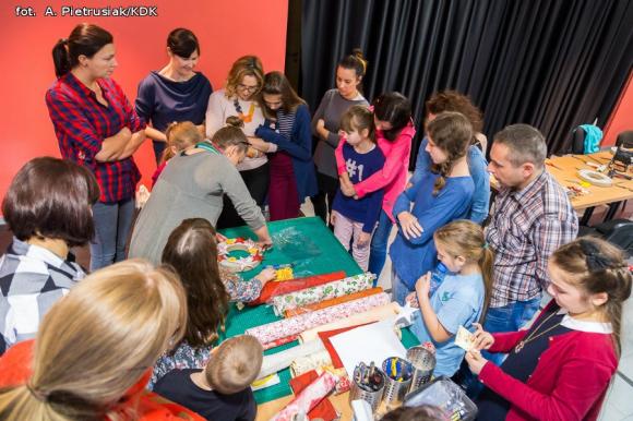 Rodzinne warsztaty dekoracji świątecznych w domu kultury