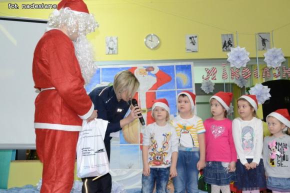Zastępca prezydenta i policjantki w Mikołajki w kutnowskim przedszkolu