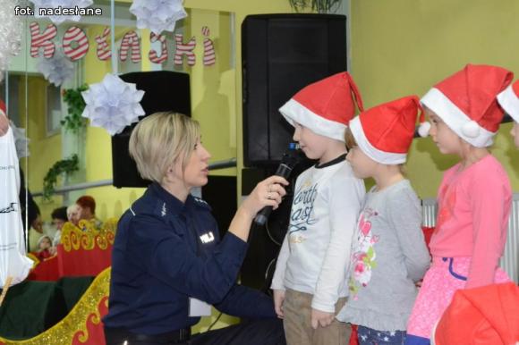 Zastępca prezydenta i policjantki w Mikołajki w kutnowskim przedszkolu