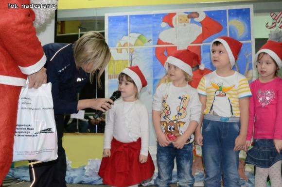 Zastępca prezydenta i policjantki w Mikołajki w kutnowskim przedszkolu