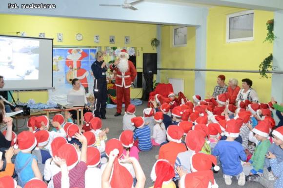 Zastępca prezydenta i policjantki w Mikołajki w kutnowskim przedszkolu