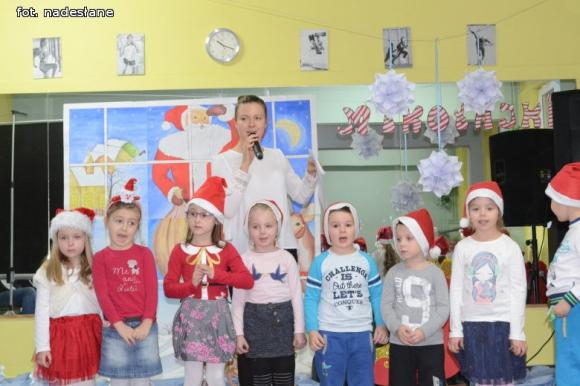 Zastępca prezydenta i policjantki w Mikołajki w kutnowskim przedszkolu