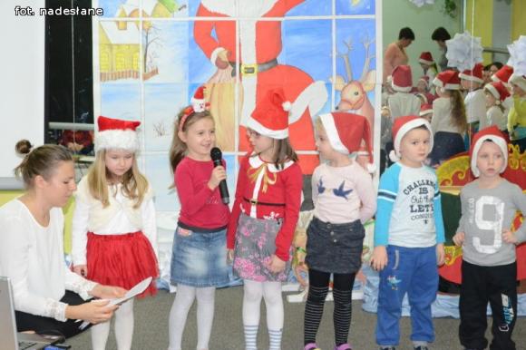 Zastępca prezydenta i policjantki w Mikołajki w kutnowskim przedszkolu