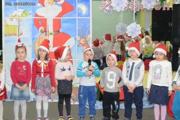 Zastępca prezydenta i policjantki w Mikołajki w kutnowskim przedszkolu
