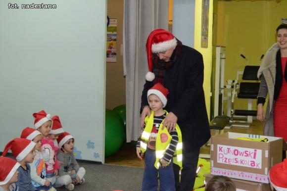 Zastępca prezydenta i policjantki w Mikołajki w kutnowskim przedszkolu