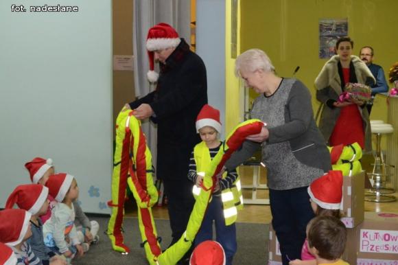 Zastępca prezydenta i policjantki w Mikołajki w kutnowskim przedszkolu