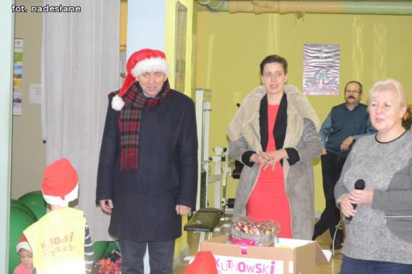 Zastępca prezydenta i policjantki w Mikołajki w kutnowskim przedszkolu