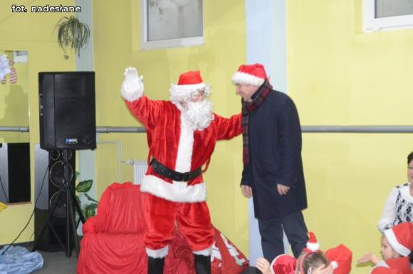 Zastępca prezydenta i policjantki w Mikołajki w kutnowskim przedszkolu