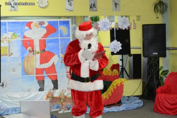 Zastępca prezydenta i policjantki w Mikołajki w kutnowskim przedszkolu