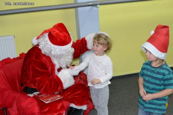 Zastępca prezydenta i policjantki w Mikołajki w kutnowskim przedszkolu