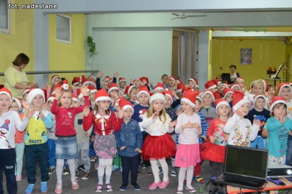 Zastępca prezydenta i policjantki w Mikołajki w kutnowskim przedszkolu