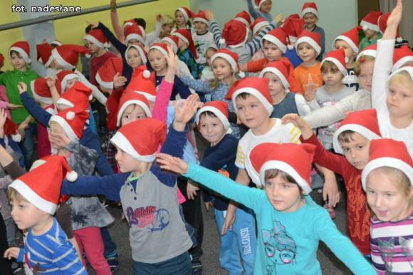 Zastępca prezydenta i policjantki w Mikołajki w kutnowskim przedszkolu