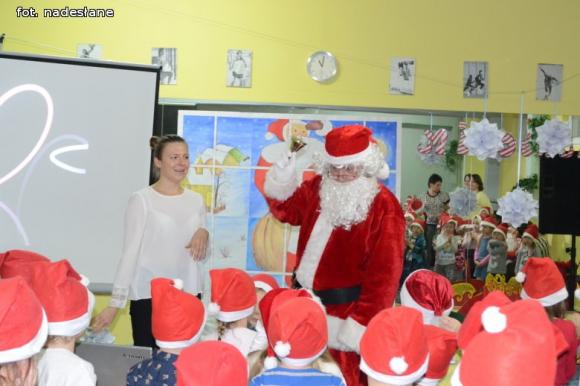 Zastępca prezydenta i policjantki w Mikołajki w kutnowskim przedszkolu