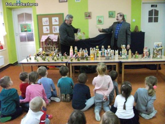 Przedszkolaki z rzeźbą za pan brat