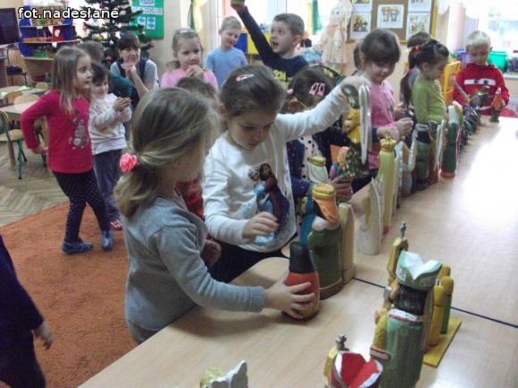 Przedszkolaki z rzeźbą za pan brat