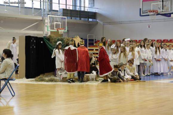 Dziś niebo się otwiera - przedstawienie jasełkowe w Dziewiątce