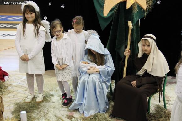 Dziś niebo się otwiera - przedstawienie jasełkowe w Dziewiątce