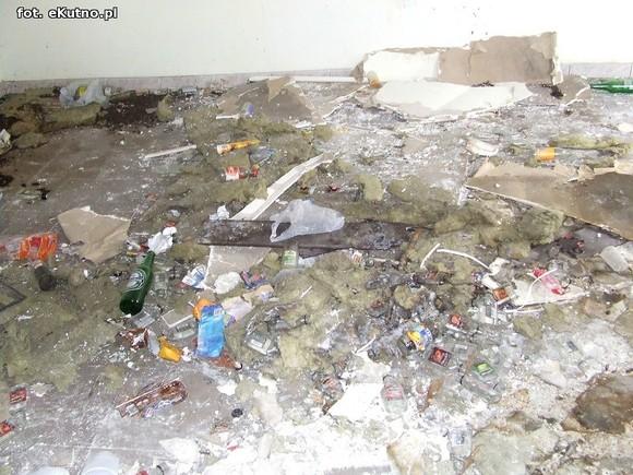 Miejskie obrazki. Droga na cmentarz - od czterech lat bałagan