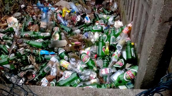 Miejskie obrazki. Droga na cmentarz - od czterech lat bałagan