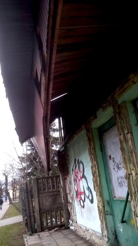 Miejskie obrazki. Droga na cmentarz - od czterech lat bałagan