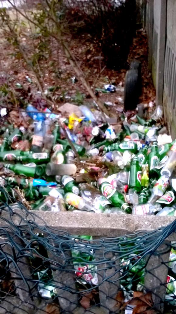 Miejskie obrazki. Droga na cmentarz - od czterech lat bałagan