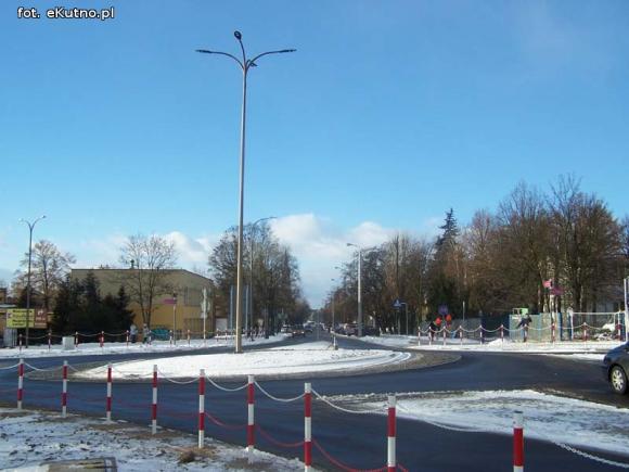 Nowe rondo i parkingi na Wojska Polskiego jeszcze nieodebrane przez inwestora