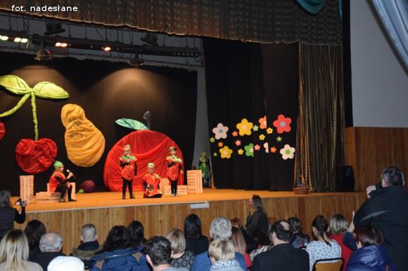 Najmłodsi na scenie Żychlińskiego Domu Kultury