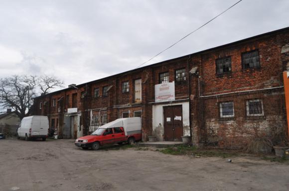 Świadek czasu, światło prawdy/Było i nie minie. Koszary na Bema