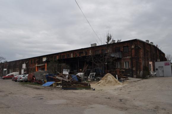 Świadek czasu, światło prawdy/Było i nie minie. Koszary na Bema