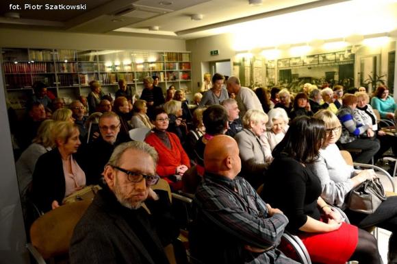 Zjawisko światowej kultury, niewinna dziewczynka z maską cynizmu czyli Janusz Głowacki w Kutnie