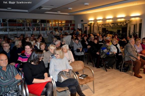 Zjawisko światowej kultury, niewinna dziewczynka z maską cynizmu czyli Janusz Głowacki w Kutnie