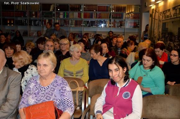 Zjawisko światowej kultury, niewinna dziewczynka z maską cynizmu czyli Janusz Głowacki w Kutnie