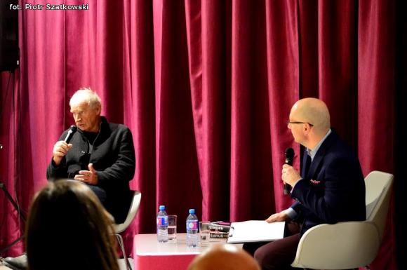 Zjawisko światowej kultury, niewinna dziewczynka z maską cynizmu czyli Janusz Głowacki w Kutnie