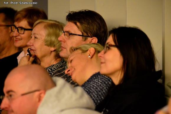 Zjawisko światowej kultury, niewinna dziewczynka z maską cynizmu czyli Janusz Głowacki w Kutnie