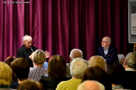 Zjawisko światowej kultury, niewinna dziewczynka z maską cynizmu czyli Janusz Głowacki w Kutnie