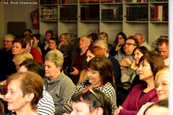 Zjawisko światowej kultury, niewinna dziewczynka z maską cynizmu czyli Janusz Głowacki w Kutnie