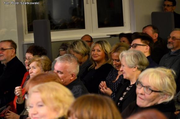 Zjawisko światowej kultury, niewinna dziewczynka z maską cynizmu czyli Janusz Głowacki w Kutnie