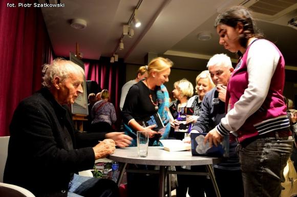 Zjawisko światowej kultury, niewinna dziewczynka z maską cynizmu czyli Janusz Głowacki w Kutnie