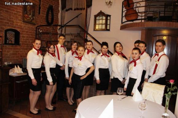 Festiwal Frankofonii w Kutnie. Kunszt kelnerski podczas francuskiej kolacji