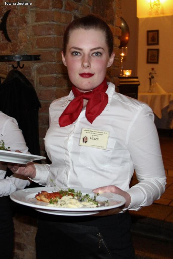 Festiwal Frankofonii w Kutnie. Kunszt kelnerski podczas francuskiej kolacji