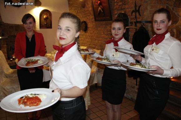 Festiwal Frankofonii w Kutnie. Kunszt kelnerski podczas francuskiej kolacji