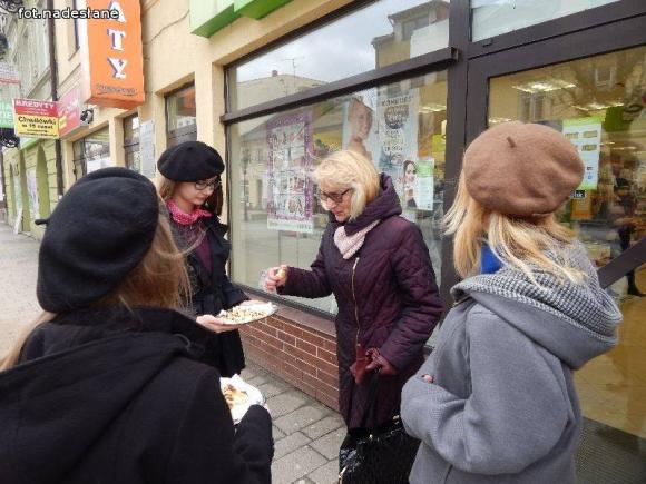 Festiwal Frankofonii w Kutnie. Kunszt kelnerski podczas francuskiej kolacji