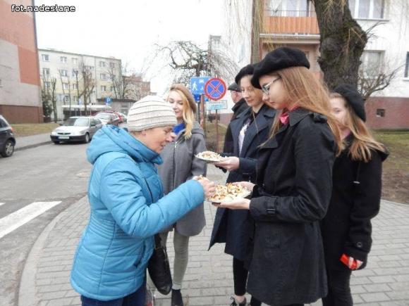 Festiwal Frankofonii w Kutnie. Kunszt kelnerski podczas francuskiej kolacji