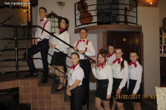 Festiwal Frankofonii w Kutnie. Kunszt kelnerski podczas francuskiej kolacji