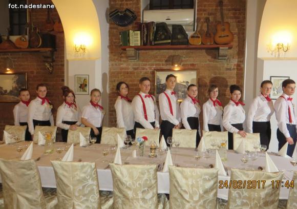 Festiwal Frankofonii w Kutnie. Kunszt kelnerski podczas francuskiej kolacji